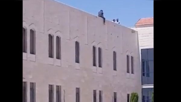 طالب يحاول الانتحار من فوق مبنى بجامعة أردنية