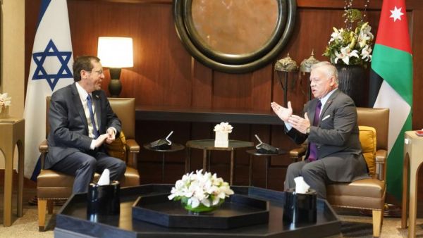 الملك عبدالله الثاني يلتقي الرئيس الإسرائيلي ويؤكد أهمية العمل لتحقيق السلام