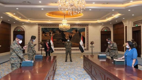أعضاء مجلس السيادة الجديد بالسودان يؤدون اليمين امام البرهان وحميدتي