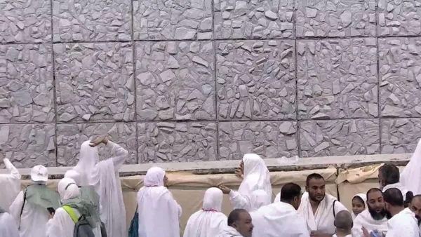 الحجاج يرمون جمرة العقبة الكبرى في أوّل أيّام عيد الأضحى