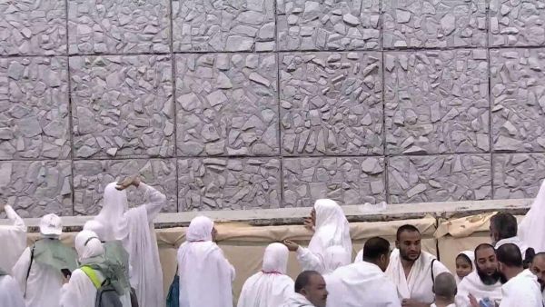 الحجاج يرمون جمرة العقبة الكبرى في أوّل أيّام عيد الأضحى