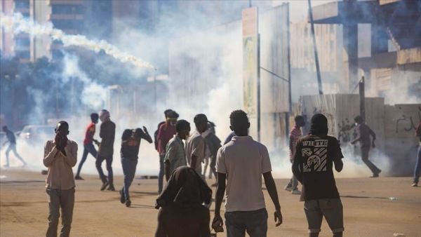 قوات الأمن تطلق الغاز المدمع لتفريق مئات المتظاهرين في الخرطوم