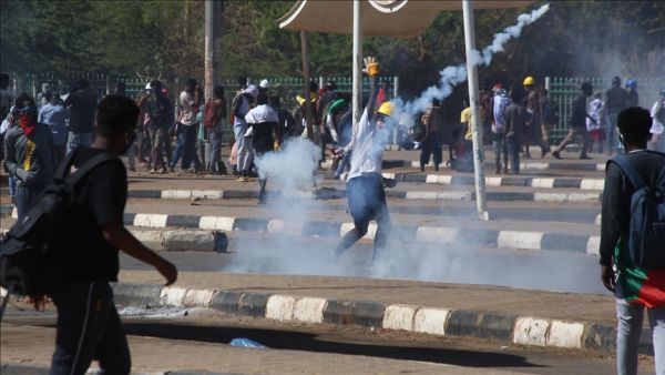 مواجهات بين قوات الامن السودانية ومتظاهرين في محيط قصر الرئاسة