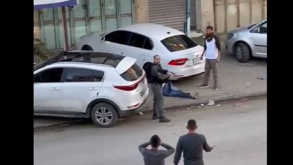 فيديو يوثق إعدام جندي إسرائيلي شابا فلسطينيا بأربع رصاصات في حوارة
