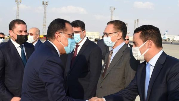 رئيس الوزراء المصري مصطفى مدبولي (يسار) مستقبلا نظيره الليبي عبد الحميد الدبيبة في مطار القاهرة