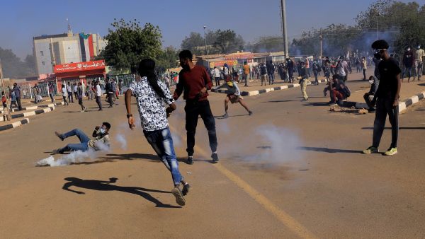 مجلس السيادة السوداني يتوعد قتلة المتظاهرين خلال احتجاجات الخميس