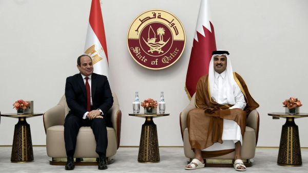 الرئيس المصري يبدأ أول زيارة رسمية له الى قطر