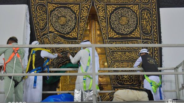 الكعبة تتزين بكسوتها الجديدة في يوم عرفة