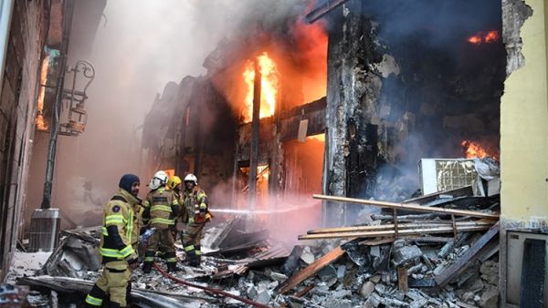 الكويت.. حريق ضخم يلتهم اكثر من 20 محلا في سوق المباركية (فيديو)