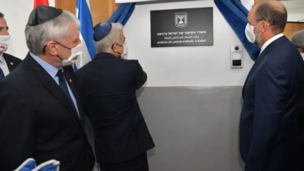 يائير لابيد وزير الخارجية الإسرائيلي، الذي يشغل حاليا منصب رئيس الوزراء يفتتح مكتب التمثيل الدبلوماسي للدولة العبرية في الرباط في أغسطس/آب 2021