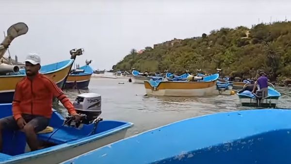 قوراب للسواح على شاطئ المرجة الزرقاء في منطقة مولاي بوسلهام المغربية