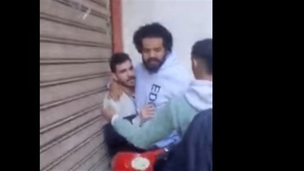 طعن فتاة على يد خطيبها السابق في شارع عام بالمنصورة