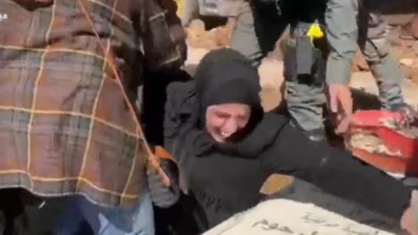 مقدسية ثكلى تستميت لحماية قبر ابنها من الجرافات الاسرائيلية