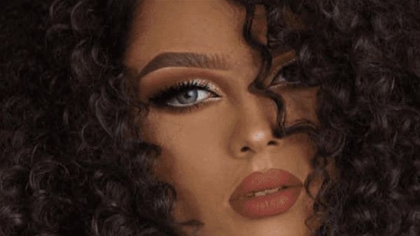 العارضة انتصار الحمادي