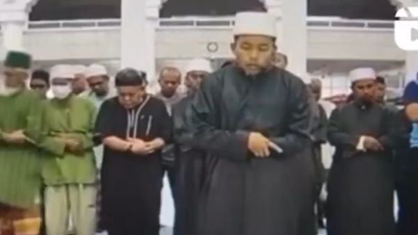 اعتداء بالحذاء على إمام مسجد خلال صلاة الفجر 