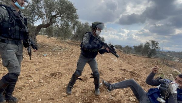إصابة عشرات الفلسطينيين بمواجهات مع القوات الاسرائيلية بالضفة