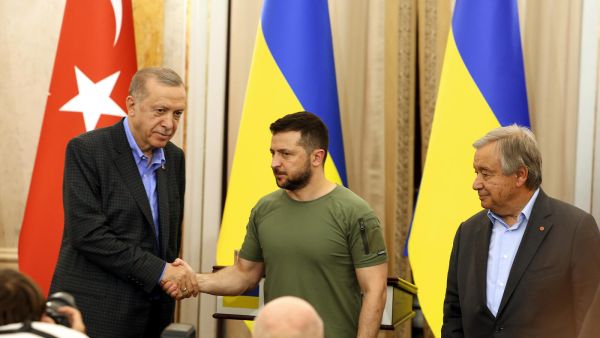 الرئيس التركي رجب طيب إردوغان ونظيره الأوكراني فلاديمير زيلينسكي، والأمين العام للأمم المتحدة أنطونيو غوتيريش، في مدينة لفيف الأوكرانية