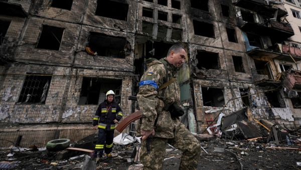 زيلينسكي يدعو القوات الروسية للاستسلام وزعماء أوروبيون يزورون اوكرانيا