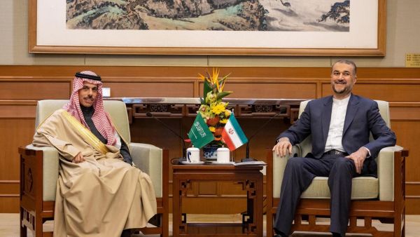 وزيرا الخارجية السعودي فيصل بن فرحان آل سعود والإيراني حسين أمير عبداللهيان خلال لقائهما في بكين