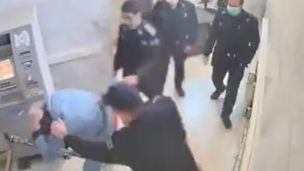 بعد تسريب مقاطع التعذيب.. مسؤول السجون إيران يعتذر لله وخامنئي (فيديو)
