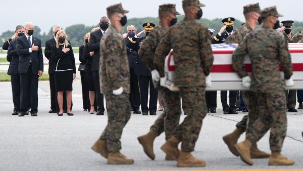 بايدن يستقبل جثامين ضحايا تفجير كابول وطالبان تتهم قواته بقتل مدنيين عقب هجوم المطار