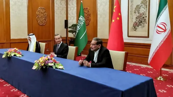 مدير مكتب الشؤون الخارجية في الحزب الشيوعي الصيني وانغ يي يتوسط مستشار الأمن القومي السعودي مسعد بن محمد العيبان (يسار) وأمين المجلس الأعلى للأمن القومي الايراني علي شمخاني خلال اجتماعهما في بكين.