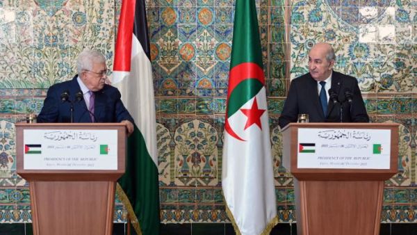 الرئيس الجزائري عبد المجيد تبون خلال استقباله الرئيس الفلسطيني محمود عباس في الجزائر