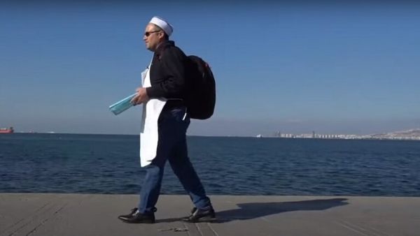 دبلوماسي تركي سابق يبيع السميط على شواطئ إزمير