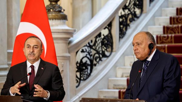 وزير الخارجية التركي مولود تشاوش أوغلو (يسار) خلال مؤتمر صحفي مع نظيره المصري سامح شكري في القاهرة السبت