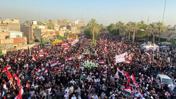 العراق.. تظاهرات مضادة للصدريين والمالكي يدعو إلى الحوار لتجاوز الأزمة