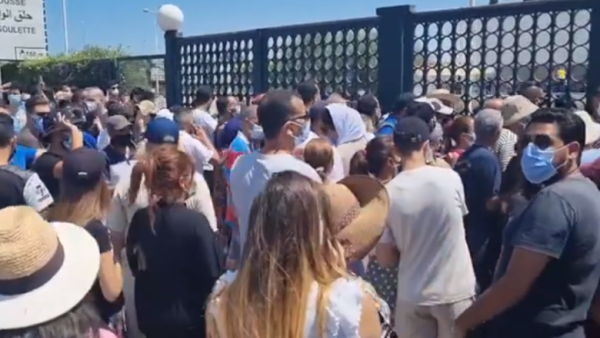 اكتظاظ امام مراكز التلقيح في تونس