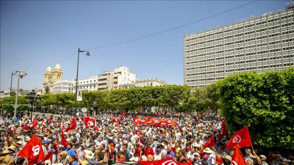 تونسيون يتظاهرون دعما للقضاة ورفضا لاستفتاء سعيّد