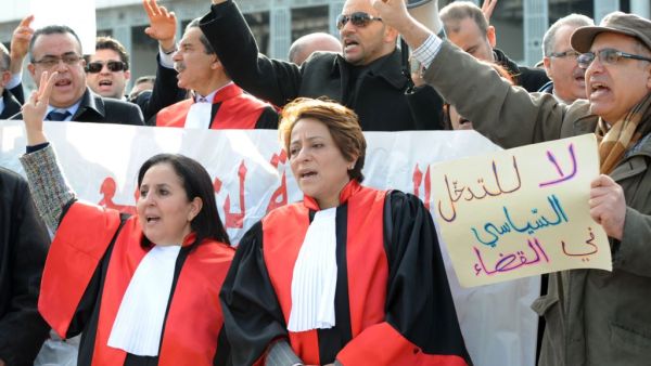 محكمة تونسية توقف تنفيذ قرارات عزل عشرات القضاة