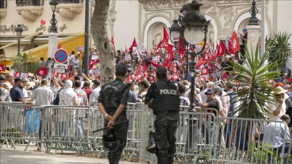 تونس.. تظاهرة رافضة وأخرى مؤيدة لقرارات قيس سعيّد