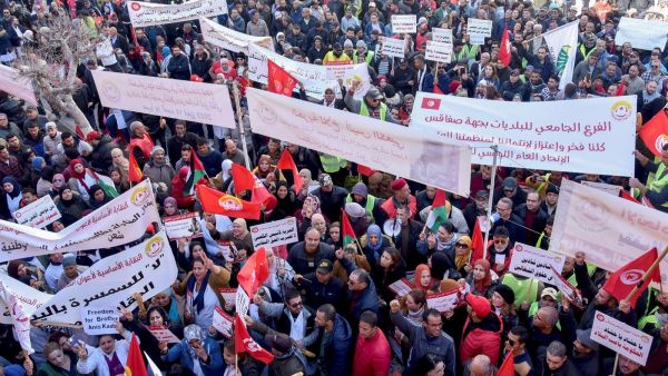 قيس سعيد يطرد مسؤولة نقابية أوروبية شاركت في تظاهرة لاتحاد الشغل التونسي