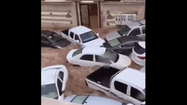 قتيلان جراء أمطار أغرقت الشوارع وجرفت السيارات في السعودية