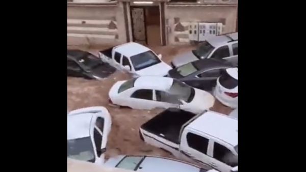 قتيلان جراء أمطار أغرقت الشوارع وجرفت السيارات في السعودية