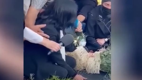 الأسيرة المحررة خالدة جرار تنتحب عند قبر ابنة حرمتها اسرائيل من حضور جنازتها