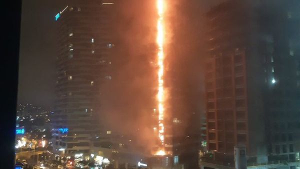 حريق هائل يلتهم برجا سكنيا في اسطنبول
