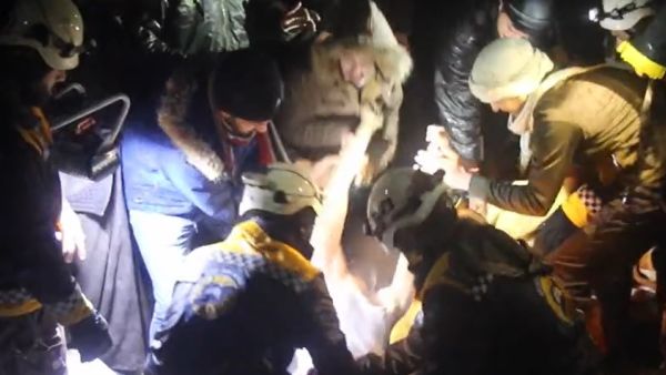 عشرات القتلى والجرحى في شمال سوريا جراء زلزال تركيا