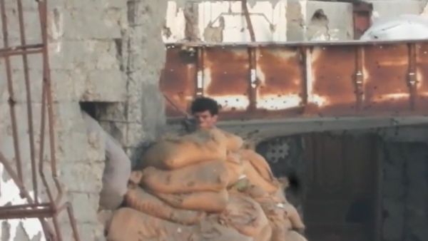 لحظة قنص قناص حوثي في الحُديدة!