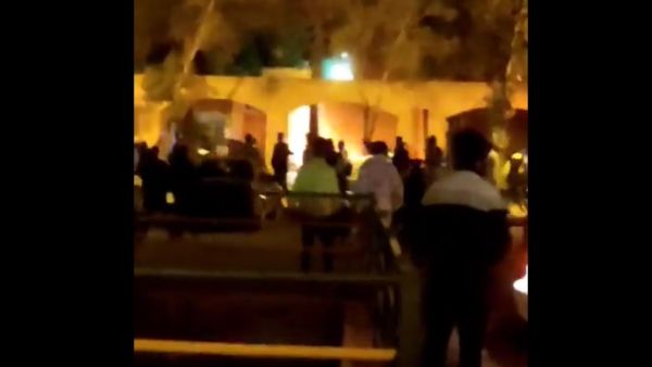 إحراق منزل الخميني مع تصاعد الاحتجاجات في إيران (فيديو)