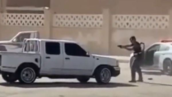 تكريم شرطي سعودي بعد اعتقاله مفحطا خطرا