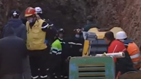 المنقذون يدخلون النفق لإخراج الطفل ريان وسيارة اسعاف تصل الموقع