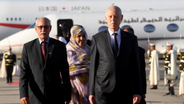 قيس سعيد (يمين) خلال استقباله زعيم جبهة البوليساريو إبراهيم غالي في مطار تونس قرطاج الدولي