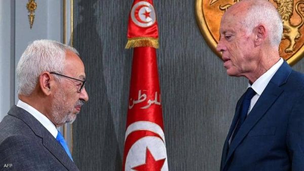 الرئيس التونسي قيس سعيد (يمين) وزعيم حركة النهضة راشد الغنوشي