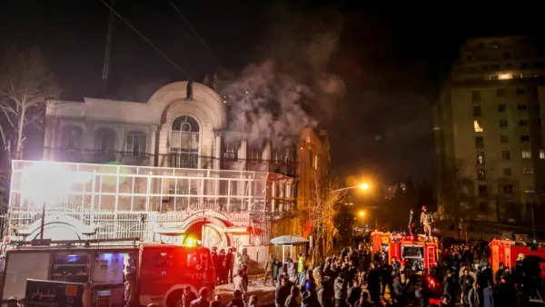 مشهد من الهجوم على السفارة السعودية في طهران عام 2016 والذي شهد بداية القطيعة الدبلوماسية بين البلدين