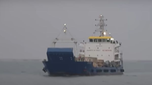 الحوثيون يحذرون من أي محاولة تحرير السفينة الإماراتية