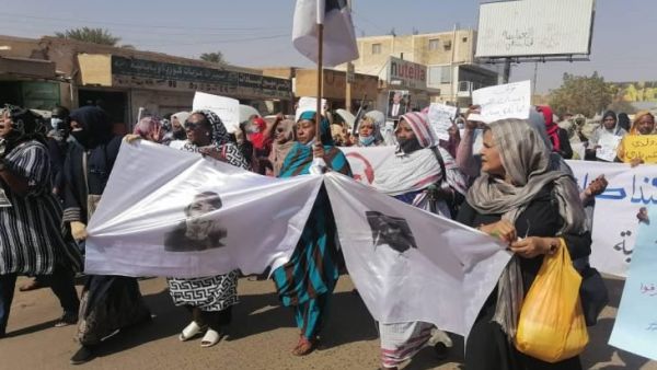 سودانيات يتظاهرن للتنديد بقتل المحتجين
