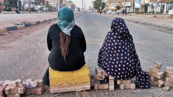 محتجون يغلقون الطرق في الخرطوم ومدن سودانية عدة وواشنطن تحذر رعاياه
